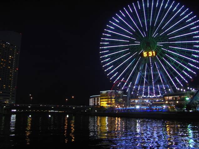 Como o próprio nome indica, a Cosmo Clock não é apenas uma roda-gigante de 112,5 metros de altura, mas um relógio enorme também – um dos maiores do mundo. No total, 60 gôndolas levam 8 passageiros cada em um passeio de 15 minutos. A Cosmo Clock é considerada uma das joias de Minato Mirai 21, distrito de <a href="http://viajeaqui.abril.com.br/cidades/japao-yokohama" target="_self">Yokohama</a> conhecido por abrigar outras construções famosas: o prédio mais alto do país e o farol mais alto do mundo