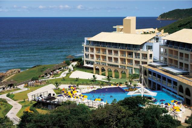 A área de lazer do Costão do Santinho Resort reúne dez piscinas, spa e academia de ginástica com instrutores de plantão