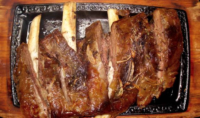 <a href="https://viajeaqui.abril.com.br/estabelecimentos/br-rj-paraty-restaurante-sancho-panca" rel="Sancho Pança" target="_blank"><strong>Sancho Pança</strong></a>O carro chefe do restaurante é a costela de boi no bafo, que satisfaz os clientes em qualquer clima: se está frio acende-se a lareira, se está calor as portas e janelas são escancaradas para receber o vento fresco<br /><strong>Onde:</strong> Estrada para Cunha, km 3, 4 km (Ponte Branca); <strong>tel.:</strong> (24) 3371-1473<br /><strong>Horário de funcionamento: </strong>de sexta a domingo, das 12h às 18h <a href="https://viajeaqui.abril.com.br/estabelecimentos/br-rj-paraty-restaurante-sancho-panca" rel="Sancho Pança" target="_blank"><strong>Sancho Pança</strong></a>O carro chefe do restaurante é a costela de boi no bafo, que satisfaz os clientes em qualquer clima: se está frio acende-se a lareira, se está calor as portas e janelas são escancaradas para receber o vento fresco<br /><strong>Onde:</strong> Estrada para Cunha, km 3, 4 km (Ponte Branca); <strong>tel.:</strong> (24) 3371-1473<br /><strong>Horário de funcionamento: </strong>de sexta a domingo, das 12h às 18h