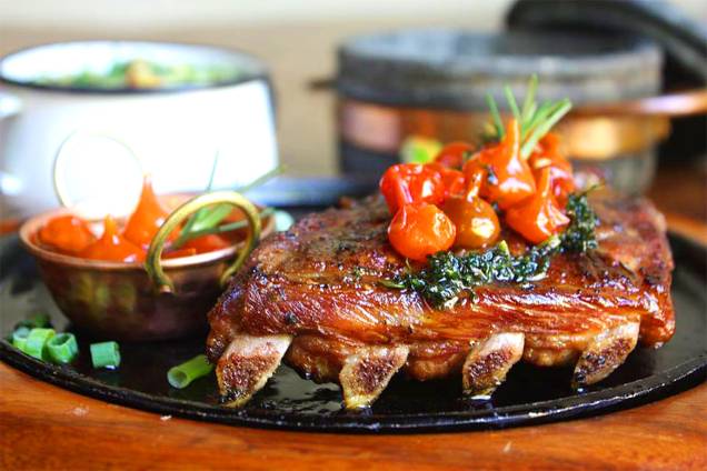 <strong><a href="https://viajeaqui.abril.com.br/estabelecimentos/br-al-maceio-restaurante-divina-gula" rel="Restaurante Divina Gula" target="_blank">Restaurante Divina Gula</a>, <a href="https://viajeaqui.abril.com.br/cidades/br-al-maceio" rel="Maceió" target="_self">Maceió</a>, <a href="https://viajeaqui.abril.com.br/estados/br-alagoas" rel="Alagoas" target="_self">Alagoas</a></strong> O nordeste e o estado de <a href="https://viajeaqui.abril.com.br/estados/br-minas-gerais" rel="Minas Gerais" target="_self">Minas Gerais</a> se misturam no ambiente com clima de boteco e nas receitas. Não à toa: Minas é a terra natal do proprietário André Generoso, que também comercializa cachaças de fabricação própria. Prove a <strong>costelinha</strong> assada com vinagrete quente de pimenta biquinho ou da carne de sol desfiada com tutu <em><a href="https://www.booking.com/city/br/maceio.pt-br.html?aid=332455&label=viagemabril-restaurantes-no-nordeste" rel="Veja preços de hotéis em Maceió no Booking.com" target="_blank">Veja preços de hotéis em Maceió no Booking.com</a></em> <strong><a href="https://viajeaqui.abril.com.br/estabelecimentos/br-al-maceio-restaurante-divina-gula" rel="Restaurante Divina Gula" target="_blank">Restaurante Divina Gula</a>, <a href="https://viajeaqui.abril.com.br/cidades/br-al-maceio" rel="Maceió" target="_self">Maceió</a>, <a href="https://viajeaqui.abril.com.br/estados/br-alagoas" rel="Alagoas" target="_self">Alagoas</a></strong> O nordeste e o estado de <a href="https://viajeaqui.abril.com.br/estados/br-minas-gerais" rel="Minas Gerais" target="_self">Minas Gerais</a> se misturam no ambiente com clima de boteco e nas receitas. Não à toa: Minas é a terra natal do proprietário André Generoso, que também comercializa cachaças de fabricação própria. Prove a <strong>costelinha</strong> assada com vinagrete quente de pimenta biquinho ou da carne de sol desfiada com tutu <em><a href="https://www.booking.com/city/br/maceio.pt-br.html?aid=332455&label=viagemabril-restaurantes-no-nordeste" rel="Veja preços de hotéis em Maceió no Booking.com" target="_blank">Veja preços de hotéis em Maceió no Booking.com</a></em>