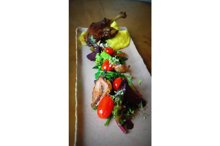 Prato do chef Rodolfo Mayer: coxa e sobrecoxa de pato em caldo de especiarias e molho melado; purê de baroa; folhas de beterraba salteadas, cebolas e beterrabas assadas, tomatinhos e folhas verdes frescos