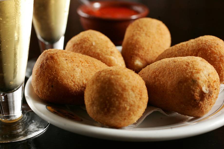 <strong>Coxinha</strong><br /><br />Crocante por fora, macia por dentro, com recheio saboroso: quem resiste a uma coxinha assim? No <a href="https://viajeaqui.abril.com.br/blog/boteclando/2012/03/29/veloso-7-anos/" rel="Veloso"><strong>Veloso</strong></a>, em <a href="https://viajeaqui.abril.com.br/cidades/br-sp-sao-paulo" rel="São Paulo">São Paulo</a>, você consegue um resultado perfeito assim e o prazer vai lhe custar apenas R$ 3,80 (a unidade). No <a href="https://viajeaqui.abril.com.br/cidades/br-rj-rio-de-janeiro" rel="Rio">Rio</a>, o <strong>viajeaqui</strong> indica a coxinha da <a href="https://viajeaqui.abril.com.br/estabelecimentos/br-rj-rio-de-janeiro-atracao-confeitaria-colombo" rel="Confeitaria Colombo"><strong>Confeitaria Colombo</strong></a>, que poderá ser deliciada no salão do século 19, na unidade do Centro. O <strong><a href="https://viajeaqui.abril.com.br/estabelecimentos/br-mg-ouro-preto-restaurante-bar-barroco" rel="Bar Barroco">Bar Barroco</a></strong>, em <a href="https://viajeaqui.abril.com.br/cidades/br-mg-ouro-preto" rel="Ouro Preto">Ouro Preto</a> (MG) também merece ser citado por sua coxinha boa e barata, com direito a um ossinho de galinha espetado (R$ 2). <strong>Coxinha</strong><br /><br />Crocante por fora, macia por dentro, com recheio saboroso: quem resiste a uma coxinha assim? No <a href="https://viajeaqui.abril.com.br/blog/boteclando/2012/03/29/veloso-7-anos/" rel="Veloso"><strong>Veloso</strong></a>, em <a href="https://viajeaqui.abril.com.br/cidades/br-sp-sao-paulo" rel="São Paulo">São Paulo</a>, você consegue um resultado perfeito assim e o prazer vai lhe custar apenas R$ 3,80 (a unidade). No <a href="https://viajeaqui.abril.com.br/cidades/br-rj-rio-de-janeiro" rel="Rio">Rio</a>, o <strong>viajeaqui</strong> indica a coxinha da <a href="https://viajeaqui.abril.com.br/estabelecimentos/br-rj-rio-de-janeiro-atracao-confeitaria-colombo" rel="Confeitaria Colombo"><strong>Confeitaria Colombo</strong></a>, que poderá ser deliciada no salão do século 19, na unidade do Centro. O <strong><a href="https://viajeaqui.abril.com.br/estabelecimentos/br-mg-ouro-preto-restaurante-bar-barroco" rel="Bar Barroco">Bar Barroco</a></strong>, em <a href="https://viajeaqui.abril.com.br/cidades/br-mg-ouro-preto" rel="Ouro Preto">Ouro Preto</a> (MG) também merece ser citado por sua coxinha boa e barata, com direito a um ossinho de galinha espetado (R$ 2).