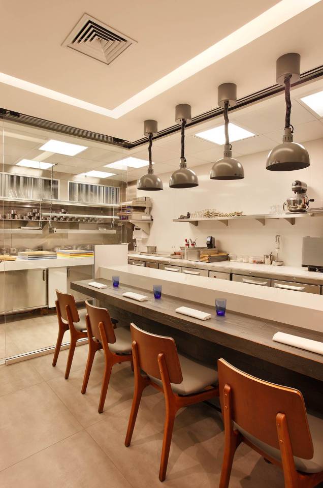 No Lasai, há um balcão integrado com a cozinha No Lasai, há um balcão integrado com a cozinha