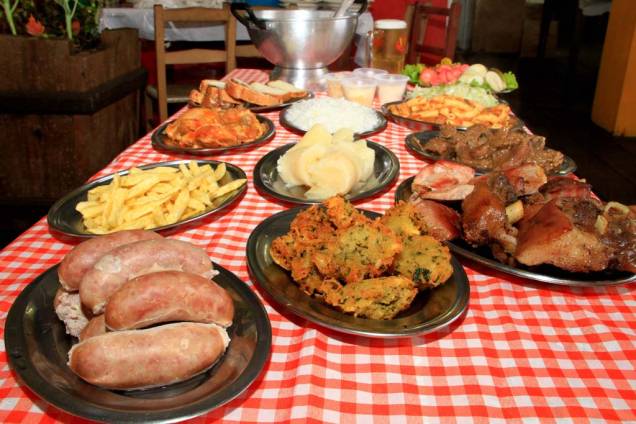 Pratos da culinária alemã servidos na Festa da Colônia, em Gramado Pratos da culinária alemã servidos na Festa da Colônia, em Gramado
