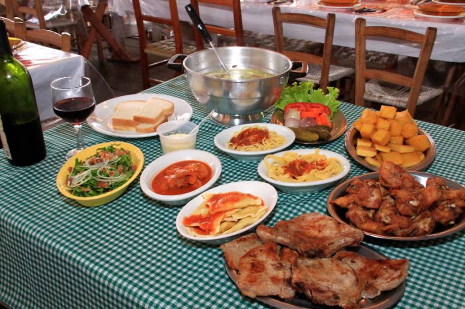 Pratos da culinária italiana como massas, polenta e galetos