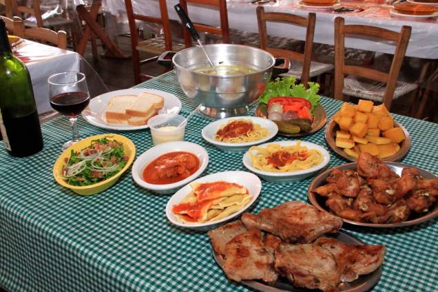 Pratos da culinária italiana como massas, polenta e galetos Pratos da culinária italiana como massas, polenta e galetos