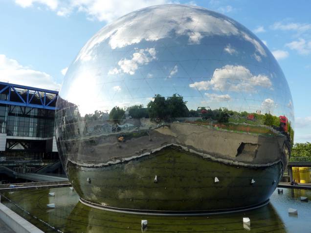 O Parque de la Villette possui diversos e interessantes atrações ligadas à ciência e tecnologia, incluindo um cinema IMAX O Parque de la Villette possui diversos e interessantes atrações ligadas à ciência e tecnologia, incluindo um cinema IMAX
