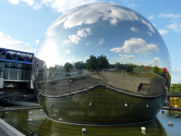 O Parque de la Villette possui diversos e interessantes atrações ligadas à ciência e tecnologia, incluindo um cinema IMAX