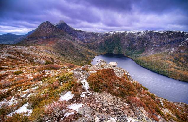 <strong><a href="https://www.discovertasmania.com.au/about/national-parks-and-wilderness/cradle-mountain-lake-st-clair-national-park" target="_blank" rel="noopener">Parque Nacional Cradle Mountain-Lake St. Clair</a>, Tasmania, Austrália</strong> Parte da Reserva Natural da Tasmânia, o parque inclui um belo lago e montanhas propensas a serem exploradas a pé. A Dove Lake é uma das grandes atrações locais, de onde é possível ter uma visão deslumbrante da região <em><a href="https://www.booking.com/searchresults.pt-br.html?aid=332455&sid=b6bf542626b1a2c7a9951e44506f270a&sb=1&src=searchresults&src_elem=sb&error_url=https%3A%2F%2Fwww.booking.com%2Fsearchresults.pt-br.html%3Faid%3D332455%3Bsid%3Db6bf542626b1a2c7a9951e44506f270a%3Btmpl%3Dsearchresults%3Bac_click_type%3Db%3Bac_position%3D0%3Bclass_interval%3D1%3Bdest_id%3D14358%3Bdest_type%3Dregion%3Bdtdisc%3D0%3Bfrom_sf%3D1%3Bgroup_adults%3D2%3Bgroup_children%3D0%3Binac%3D0%3Bindex_postcard%3D0%3Blabel_click%3Dundef%3Bno_rooms%3D1%3Boffset%3D0%3Bpostcard%3D0%3Braw_dest_type%3Dregion%3Broom1%3DA%252CA%3Bsb_price_type%3Dtotal%3Bsearch_selected%3D1%3Bshw_aparth%3D1%3Bslp_r_match%3D0%3Bsrc%3Dsearchresults%3Bsrc_elem%3Dsb%3Bsrpvid%3D5cb782d0e3210007%3Bss%3DParque%2520Nacional%2520da%2520Chapada%2520Diamantina%252C%2520Brasil%3Bss_all%3D0%3Bss_raw%3DParque%2520Nacional%2520da%2520Chapada%2520Diamantina%3Bssb%3Dempty%3Bsshis%3D0%3Bssne%3DParque%2520Nacional%2520Arches%3Bssne_untouched%3DParque%2520Nacional%2520Arches%3Btop_ufis%3D1%26%3B&ss=Cradle+Mountain-Lake+St+Clair+National+Park%2C+Tasmania%2C+Australia&is_ski_area=&ssne=Chapada+Diamantina+National+Park&ssne_untouched=Chapada+Diamantina+National+Park&checkin_monthday=&checkin_month=&checkin_year=&checkout_monthday=&checkout_month=&checkout_year=&group_adults=2&group_children=0&no_rooms=1&from_sf=1&ss_raw=cradle+mountain-lake+st.+clair+national+park&ac_position=1&ac_click_type=g&dest_id=ChIJzZ_dyZy4eqoRMN5RtE7JAw8&dest_type=landmark&place_id=ChIJzZ_dyZy4eqoRMN5RtE7JAw8&place_id_lat=-41.8333333&place_id_lon=146&place_types=tourist_attraction%2Cpark%2Cpoint_of_interest%2Cestablishment&search_pageview_id=5cb782d0e3210007&search_selected=true" target="_blank" rel="noopener">Veja preços de hotéis na região de Cradle Mountain no Booking.com</a></em> <strong><a href="https://www.discovertasmania.com.au/about/national-parks-and-wilderness/cradle-mountain-lake-st-clair-national-park" target="_blank" rel="noopener">Parque Nacional Cradle Mountain-Lake St. Clair</a>, Tasmania, Austrália</strong> Parte da Reserva Natural da Tasmânia, o parque inclui um belo lago e montanhas propensas a serem exploradas a pé. A Dove Lake é uma das grandes atrações locais, de onde é possível ter uma visão deslumbrante da região <em><a href="https://www.booking.com/searchresults.pt-br.html?aid=332455&sid=b6bf542626b1a2c7a9951e44506f270a&sb=1&src=searchresults&src_elem=sb&error_url=https%3A%2F%2Fwww.booking.com%2Fsearchresults.pt-br.html%3Faid%3D332455%3Bsid%3Db6bf542626b1a2c7a9951e44506f270a%3Btmpl%3Dsearchresults%3Bac_click_type%3Db%3Bac_position%3D0%3Bclass_interval%3D1%3Bdest_id%3D14358%3Bdest_type%3Dregion%3Bdtdisc%3D0%3Bfrom_sf%3D1%3Bgroup_adults%3D2%3Bgroup_children%3D0%3Binac%3D0%3Bindex_postcard%3D0%3Blabel_click%3Dundef%3Bno_rooms%3D1%3Boffset%3D0%3Bpostcard%3D0%3Braw_dest_type%3Dregion%3Broom1%3DA%252CA%3Bsb_price_type%3Dtotal%3Bsearch_selected%3D1%3Bshw_aparth%3D1%3Bslp_r_match%3D0%3Bsrc%3Dsearchresults%3Bsrc_elem%3Dsb%3Bsrpvid%3D5cb782d0e3210007%3Bss%3DParque%2520Nacional%2520da%2520Chapada%2520Diamantina%252C%2520Brasil%3Bss_all%3D0%3Bss_raw%3DParque%2520Nacional%2520da%2520Chapada%2520Diamantina%3Bssb%3Dempty%3Bsshis%3D0%3Bssne%3DParque%2520Nacional%2520Arches%3Bssne_untouched%3DParque%2520Nacional%2520Arches%3Btop_ufis%3D1%26%3B&ss=Cradle+Mountain-Lake+St+Clair+National+Park%2C+Tasmania%2C+Australia&is_ski_area=&ssne=Chapada+Diamantina+National+Park&ssne_untouched=Chapada+Diamantina+National+Park&checkin_monthday=&checkin_month=&checkin_year=&checkout_monthday=&checkout_month=&checkout_year=&group_adults=2&group_children=0&no_rooms=1&from_sf=1&ss_raw=cradle+mountain-lake+st.+clair+national+park&ac_position=1&ac_click_type=g&dest_id=ChIJzZ_dyZy4eqoRMN5RtE7JAw8&dest_type=landmark&place_id=ChIJzZ_dyZy4eqoRMN5RtE7JAw8&place_id_lat=-41.8333333&place_id_lon=146&place_types=tourist_attraction%2Cpark%2Cpoint_of_interest%2Cestablishment&search_pageview_id=5cb782d0e3210007&search_selected=true" target="_blank" rel="noopener">Veja preços de hotéis na região de Cradle Mountain no Booking.com</a></em>