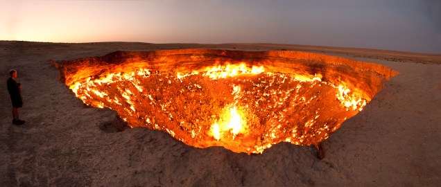 <strong>Cratera de Darvaz, Turcomenistão</strong>Você sabe onde se encontra a porta para o inferno? Alguns acreditam que ela fica no Turcomenistão, em um buraco de 60 metros de diâmetro, localizado no Deserto de Karakum, que vem queimando continuamente desde 1971. Suas chamas nunca se apagam pois são alimentadas pelo gás natural que existe na área. Esse curioso fenômeno teve tanto a participação humana, quanto da natureza, porque começou quando o solo do local cedeu durante uma exploração russa em busca de fontes de gás na região. Com medo dos gases serem tóxicos, os exploradores jogaram fogo na cratera na tentativa de os extinguir, porém, mal sabiam eles que demoraria um longo tempo para isso acontecer...