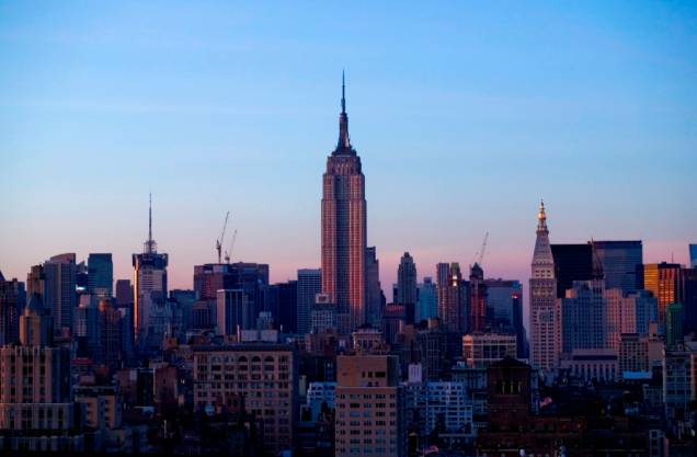 <strong>11 - <a href="http://viajeaqui.abril.com.br/estabelecimentos/estados-unidos-nova-york-atracao-empire-state-building " rel="Empire State Building" target="_blank">Empire State Building</a>, <a href="http://viajeaqui.abril.com.br/cidades/estados-unidos-nova-york" rel="Nova York" target="_blank">Nova York</a>, <a href="http://viajeaqui.abril.com.br/paises/estados-unidos" rel="EUA" target="_blank">EUA</a></strong><br /><br />Considerada até o final do abril de 2012 o prédio mais alto de Nova York (após a queda das Torres Gêmeas), o Empire State Building tem <strong>443 metros de altura</strong> (com antena). Há dois observatórios, um no 86° andar e outro no 102° andar (a quase 400 metros de altura)