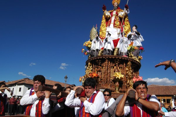 <strong>Cusco (Peru)</strong>Fiéis desfilam pela cidade de <a href="http://viajeaqui.abril.com.br/cidades/peru-cusco" rel="Cusco " target="_blank">Cusco </a>ao lado de estátuas de imagens católicas. A cerimônia de Corpus Christi acontece no dia 7 de junho, a partir das 11 horas da manhã, na <a href="http://viajeaqui.abril.com.br/estabelecimentos/peru-cusco-atracao-plaza-de-armas" rel="Plaza de Armas" target="_blank">Plaza de Armas</a>, em frente à Catedral Basílica, que foi construída após a dominação espanhola em Cusco, em 1533. Durante uma semana, os santos ficam expostos na igreja e, logo após, são levados para os seus locais de origem através de outra procissão, onde ficarão por um ano.