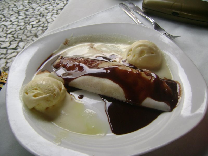 Crepe da casa (recheado com sorvete de creme e cobertura de chocolate quente) do Restaurante Domingos, em Porto de Galinhas, Pernambuco.