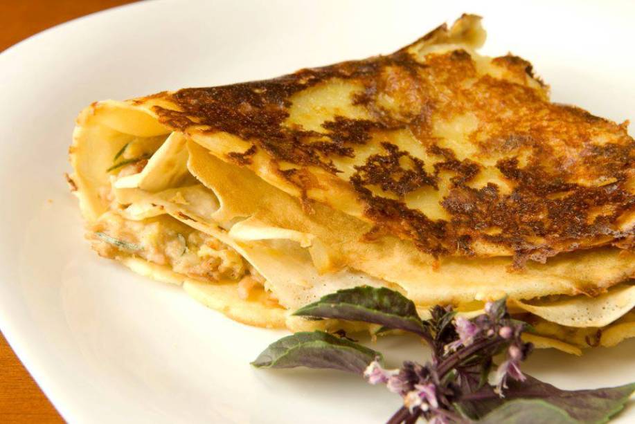 Crepe de carne de sol de porco orgânico, gengibre, nata e purê de batata doce perfumado com cravo da Índia da Creperia e Bar Anjo Solto, em Recife, Pernambuco