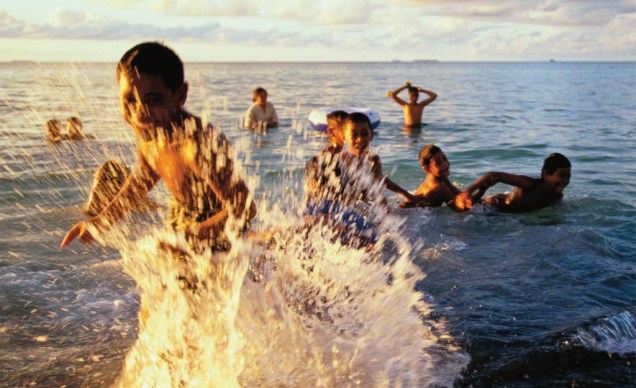 As crianças em Funafuti, a grande ilha de Tuvalu