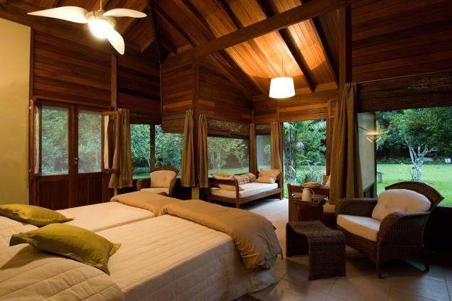 <strong><a href="http://cristalinolodge.com.br/pt" target="_blank" rel="noopener">Cristalino Jungle Lodge</a></strong> O único da lista que não está localizado no estado do <a href="http://viajeaqui.abril.com.br/estados/br-amazonas" target="_blank" rel="noopener">Amazonas</a>. O traslado desde <a href="http://viajeaqui.abril.com.br/cidades/br-mt-alta-floresta" target="_blank" rel="noopener">Alta Floresta (MT)</a> é feito em vans, que saem do Hotel Floresta Amazônica e vão até o Rio Teles Pires, em uma hora. Depois, mais 30 minutos de barco. Cercado pela selva do sul da Amazônia, no <a href="http://viajeaqui.abril.com.br/estados/br-mato-grosso" target="_blank" rel="noopener">Mato Grosso</a>, à beira do Rio Cristalino, o <a href="http://cristalinolodge.com.br/en" target="_blank" rel="noopener">Cristalino Jungle Lodge</a> costuma receber observadores de répteis, mamíferos e aves – há 600 espécies na região. Antes e após as expedições, todos podem usufruir de uma confortável área social, inaugurada em julho de 2013 – tem biblioteca, bar com lareira e restaurante. Estão incluídos na diária dois passeios guiados por dia. <strong><a href="http://cristalinolodge.com.br/pt" target="_blank" rel="noopener">Cristalino Jungle Lodge</a></strong> O único da lista que não está localizado no estado do <a href="http://viajeaqui.abril.com.br/estados/br-amazonas" target="_blank" rel="noopener">Amazonas</a>. O traslado desde <a href="http://viajeaqui.abril.com.br/cidades/br-mt-alta-floresta" target="_blank" rel="noopener">Alta Floresta (MT)</a> é feito em vans, que saem do Hotel Floresta Amazônica e vão até o Rio Teles Pires, em uma hora. Depois, mais 30 minutos de barco. Cercado pela selva do sul da Amazônia, no <a href="http://viajeaqui.abril.com.br/estados/br-mato-grosso" target="_blank" rel="noopener">Mato Grosso</a>, à beira do Rio Cristalino, o <a href="http://cristalinolodge.com.br/en" target="_blank" rel="noopener">Cristalino Jungle Lodge</a> costuma receber observadores de répteis, mamíferos e aves – há 600 espécies na região. Antes e após as expedições, todos podem usufruir de uma confortável área social, inaugurada em julho de 2013 – tem biblioteca, bar com lareira e restaurante. Estão incluídos na diária dois passeios guiados por dia.