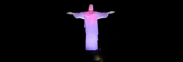 Estátua do Cristo Redentor iluminado por lâmpadas LED