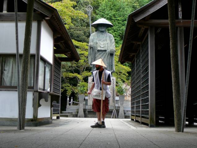 <strong>88 Templos de Shikoku, Japão</strong><br />Shikoku, a menor das quatro ilhas principais do <a href="http://viajeaqui.abril.com.br/paises/japao" rel="Japão" target="_blank">Japão</a>, guarda uma das mais congestionadas rotas de peregrinos do planeta. Fiéis paramentados com bastões, chapéu de palha e roupas brancas cumprem uma exigente rota de 1200 quilômetros – parte urbana, parte totalmente isolada do mundo – passando por 88 templos budistas relacionadas ao monge Kobo Daishi, o Kukai.<br /> 
