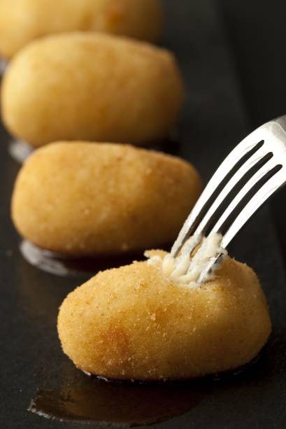 Croquete de bacalhau ao estilo espanhol com suave bechamel e geleia de pimentão vermelho do bar Entretapas, no Rio de Janeiro