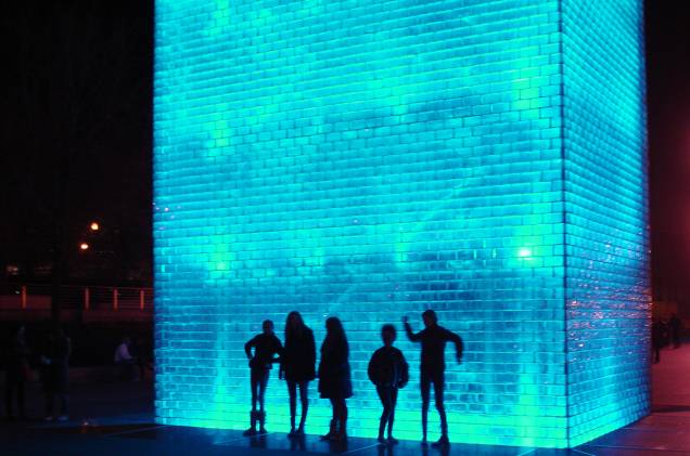 As Crown Fountains, telas de LED com rostos no Millenium Park, são um dos cartões-postais de Chicago As Crown Fountains, telas de LED com rostos no Millenium Park, são um dos cartões-postais de Chicago