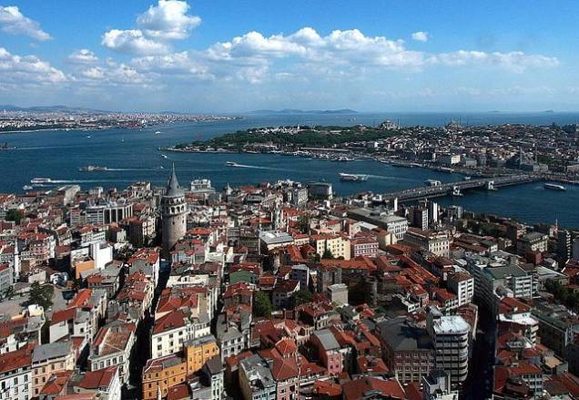 Istambul mescla uma face histórica, herança de romanos, bizantinos e otomanos, mas também é moderna e cosmopolita