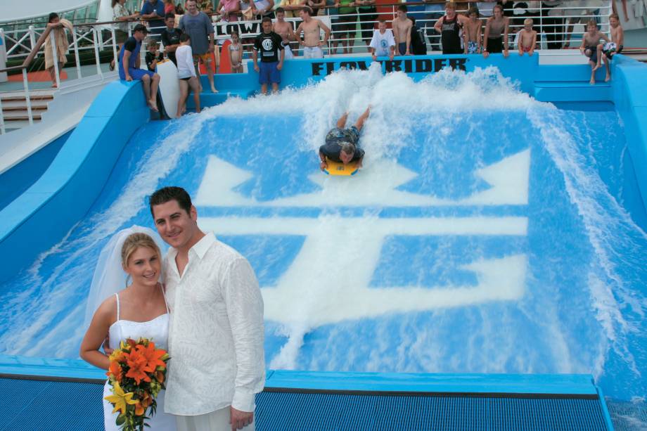<strong>Em cruzeiro</strong>Para os casais que pensam que um casamento na praia não basta, a CVC organiza uma festa no meio do oceano. Como? Sim, a bordo de um transatlântico e com a bênção do capitão, um bolo de cortesia e sistema all-inclusive. Os noivos escolhem um dos cruzeiros da temporada e o valor pago por cada convidado varia de acordo com o programa de cada um desses cruzeiros. É possível emendar o casório com a lua de mel na própria embarcação – a contra-indicação para esse segundo momento seria a companhia dos padrinhos e convidados. <a href="https://www.honeymooncruiseshopper.com/Top%2010%20Cruise%20weddings.html" rel="Veja uma lista de cruzeiros para casar a bordo" target="_blank">Veja uma lista de cruzeiros para casar a bordo</a>.