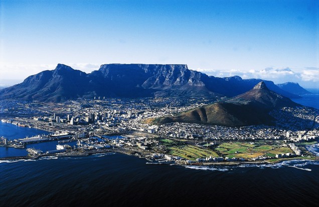 <strong><a href="https://viajeaqui.abril.com.br/cidades/africa-do-sul-cidade-do-cabo" rel="Cidade do Cabo" target="_blank">Cidade do Cabo</a>, <a href="https://viajeaqui.abril.com.br/paises/africa-do-sul" rel="África do Sul" target="_blank">África do Sul</a> — SETE NOITES COM KRUGER PARK</strong>                    Cinco noites na Cidade do Cabo, no upscale <a href="https://www.tsogosun.com/southern-sun-cape-sun" rel="Southern Sun" target="_blank">Southern Sun</a>, e 2 no <a href="https://viajeaqui.abril.com.br/estabelecimentos/africa-do-sul-nelspruit-atracao-parque-nacional-kruger" rel="Kruger Park" target="_blank">Kruger Park</a>, no <a href="https://www.kapama.com/" rel="Kapama" target="_blank">Kapama</a>, com pensão completa e safáris pelo parque nacional.                    <strong>Quando:</strong> até março.                    <strong>Quem leva:</strong> <a href="https://www.addin.com.br/" rel="Addin" target="_blank">Addin</a>                    <strong>Quanto:</strong> US$ 2 459