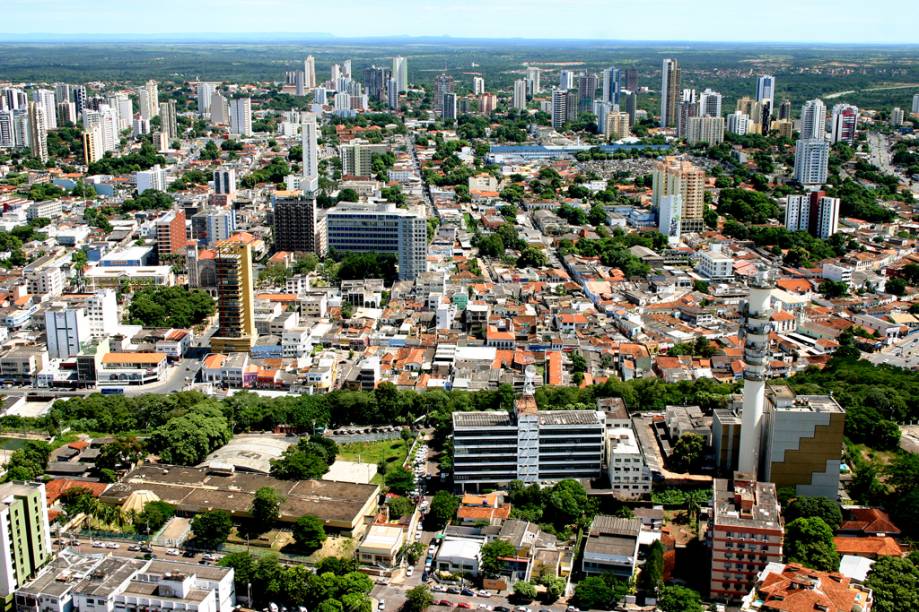A média de temperatura anual em Cuiabá é de 26ºC, no segundo semestre os termômetros podem chegar a 40ºC, o que faz da cidade uma das mais quentes do país A média de temperatura anual em Cuiabá é de 26ºC, no segundo semestre os termômetros podem chegar a 40ºC, o que faz da cidade uma das mais quentes do país