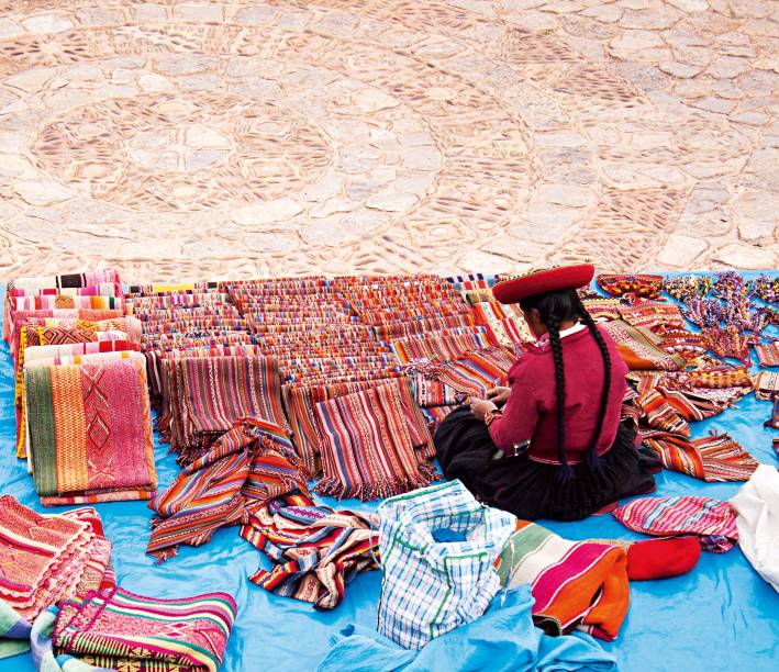 <a href="https://viajeaqui.abril.com.br/cidades/peru-cusco" rel="Cusco" target="_blank"><strong>Cusco</strong></a>    O colorido profundo das roupas dos habitantes de Cusco é herança inca. Contrasta com os tons terrosos da cidade - que nem por isso é pouco vibrante. Bares, bons restaurantes, festas concorridas, bairro de artistas e turistas todos os dias, de todas as partes do mundo, fazem de Cusco uma cidade curiosa, imperdível <a href="https://viajeaqui.abril.com.br/cidades/peru-cusco" rel="Cusco" target="_blank"><strong>Cusco</strong></a>    O colorido profundo das roupas dos habitantes de Cusco é herança inca. Contrasta com os tons terrosos da cidade - que nem por isso é pouco vibrante. Bares, bons restaurantes, festas concorridas, bairro de artistas e turistas todos os dias, de todas as partes do mundo, fazem de Cusco uma cidade curiosa, imperdível