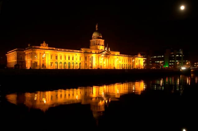 Localizado na margem norte do rio Liffey, o edifício neoclássico do Custom House originalmente abrigava a alfândega do porto de <a href="http://viajeaqui.abril.com.br/cidades/irlanda-dublin" rel="Dublin" target="_self">Dublin</a>. Hoje é sede de outros departamentos governamentais