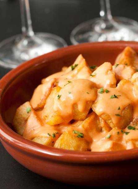 Dados de batata crocante com molho picante do bar Entretapas, no Rio de Janeiro