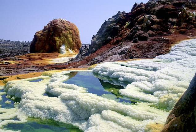 <strong>Dallol, Etiópia</strong> O vulcão Dallol e as áreas adjacentes são uma filial do inferno. Aqui as temperaturas estão quase que permanentemente na altura dos 40 graus, os vapores dos gêiseres são venenosos e os jatos de gêiseres são ácidos. Vulcano e Hades se sentiriam em casa por aqui. <a href="https://www.booking.com/searchresults.pt-br.html?aid=332455&lang=pt-br&sid=eedbe6de09e709d664615ac6f1b39a5d&sb=1&src=searchresults&src_elem=sb&error_url=https%3A%2F%2Fwww.booking.com%2Fsearchresults.pt-br.html%3Faid%3D332455%3Bsid%3Deedbe6de09e709d664615ac6f1b39a5d%3Bcity%3D-2601889%3Bclass_interval%3D1%3Bdest_id%3D146%3Bdest_type%3Dcountry%3Bdtdisc%3D0%3Bfrom_sf%3D1%3Bgroup_adults%3D2%3Bgroup_children%3D0%3Binac%3D0%3Bindex_postcard%3D0%3Blabel_click%3Dundef%3Bno_rooms%3D1%3Boffset%3D0%3Bpostcard%3D0%3Braw_dest_type%3Dcountry%3Broom1%3DA%252CA%3Bsb_price_type%3Dtotal%3Bsearch_selected%3D1%3Bsrc%3Dsearchresults%3Bsrc_elem%3Dsb%3Bss%3DNam%25C3%25ADbia%3Bss_all%3D0%3Bss_raw%3DNam%25C3%25ADbia%3Bssb%3Dempty%3Bsshis%3D0%3Bssne_untouched%3DLondres%26%3B&ss=Eti%C3%B3pia&ssne=Nam%C3%ADbia&ssne_untouched=Nam%C3%ADbia&checkin_monthday=&checkin_month=&checkin_year=&checkout_monthday=&checkout_month=&checkout_year=&no_rooms=1&group_adults=2&group_children=0&highlighted_hotels=&from_sf=1&ss_raw=Eti%C3%B3pia+&ac_position=0&ac_langcode=xb&dest_id=68&dest_type=country&search_pageview_id=29e277c2ef2b02e1&search_selected=true&search_pageview_id=29e277c2ef2b02e1&ac_suggestion_list_length=1&ac_suggestion_theme_list_length=0" target="_blank" rel="noopener"><em>Busque hospedagens na Etiópia no Booking.com</em></a> <strong>Dallol, Etiópia</strong> O vulcão Dallol e as áreas adjacentes são uma filial do inferno. Aqui as temperaturas estão quase que permanentemente na altura dos 40 graus, os vapores dos gêiseres são venenosos e os jatos de gêiseres são ácidos. Vulcano e Hades se sentiriam em casa por aqui. <a href="https://www.booking.com/searchresults.pt-br.html?aid=332455&lang=pt-br&sid=eedbe6de09e709d664615ac6f1b39a5d&sb=1&src=searchresults&src_elem=sb&error_url=https%3A%2F%2Fwww.booking.com%2Fsearchresults.pt-br.html%3Faid%3D332455%3Bsid%3Deedbe6de09e709d664615ac6f1b39a5d%3Bcity%3D-2601889%3Bclass_interval%3D1%3Bdest_id%3D146%3Bdest_type%3Dcountry%3Bdtdisc%3D0%3Bfrom_sf%3D1%3Bgroup_adults%3D2%3Bgroup_children%3D0%3Binac%3D0%3Bindex_postcard%3D0%3Blabel_click%3Dundef%3Bno_rooms%3D1%3Boffset%3D0%3Bpostcard%3D0%3Braw_dest_type%3Dcountry%3Broom1%3DA%252CA%3Bsb_price_type%3Dtotal%3Bsearch_selected%3D1%3Bsrc%3Dsearchresults%3Bsrc_elem%3Dsb%3Bss%3DNam%25C3%25ADbia%3Bss_all%3D0%3Bss_raw%3DNam%25C3%25ADbia%3Bssb%3Dempty%3Bsshis%3D0%3Bssne_untouched%3DLondres%26%3B&ss=Eti%C3%B3pia&ssne=Nam%C3%ADbia&ssne_untouched=Nam%C3%ADbia&checkin_monthday=&checkin_month=&checkin_year=&checkout_monthday=&checkout_month=&checkout_year=&no_rooms=1&group_adults=2&group_children=0&highlighted_hotels=&from_sf=1&ss_raw=Eti%C3%B3pia+&ac_position=0&ac_langcode=xb&dest_id=68&dest_type=country&search_pageview_id=29e277c2ef2b02e1&search_selected=true&search_pageview_id=29e277c2ef2b02e1&ac_suggestion_list_length=1&ac_suggestion_theme_list_length=0" target="_blank" rel="noopener"><em>Busque hospedagens na Etiópia no Booking.com</em></a>