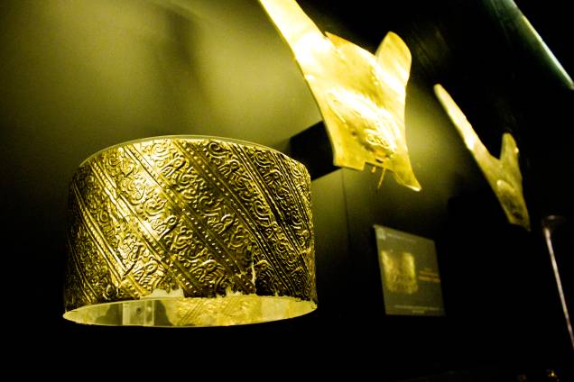 Coroa e diademas de cobre encontrados no mausoléu da Dama de Cao, no complexo arqueológico El Brujo