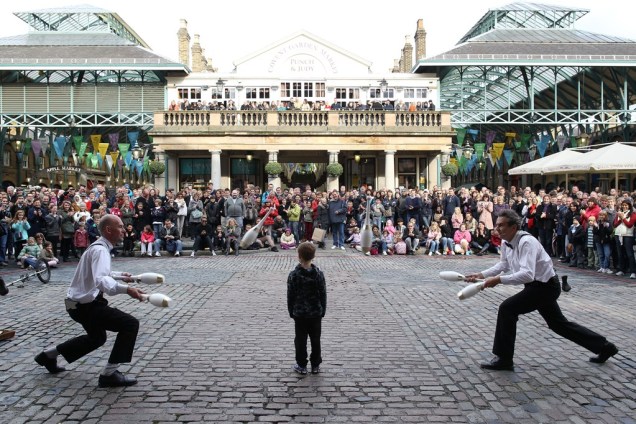O antigo pavilhão do mercado de Covent Garden hoje reúne um público eclético, em busca de bons restaurantes e bares. É muito comum ver artistas de rua entretendo os transeuntes O antigo pavilhão do mercado de Covent Garden hoje reúne um público eclético, em busca de bons restaurantes e bares. É muito comum ver artistas de rua entretendo os transeuntes