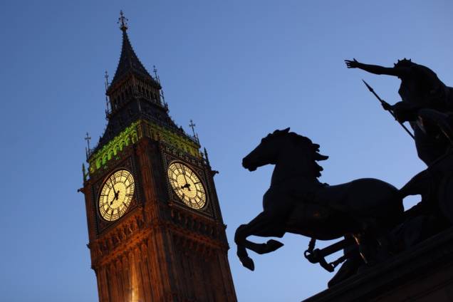 A torre do relógio do Palácio Westminster - a casa do parlamento britânico, que abriga o famoso sino <strong>Big Ben</strong>, está pouco a pouco se inclinando. Motivo de alarme ainda não há, mas hoje já é possível reparar a leve falta de prumo do edifício