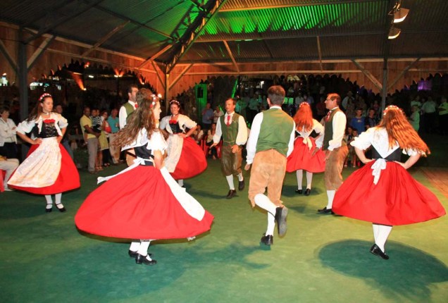 Apresentações de danças típicas alemãs estão na Festa da Colônia, em Gramado