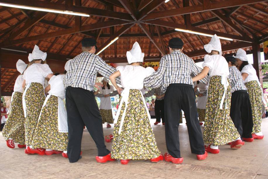 Grupos de dança holandesa se apresentam em quatro palcos da Expoflora, em Holambra