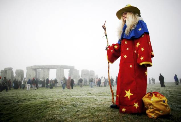 Neo-druida se reúne a outros entusiastas durante o solstício de verão em Stonehenge