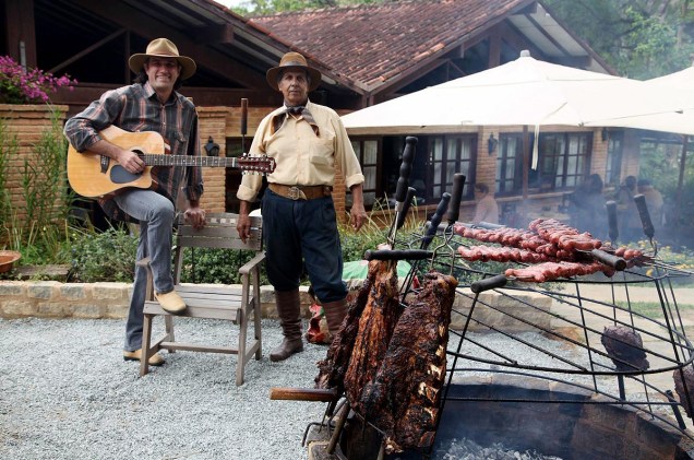 Entre as atividades do hotel-fazenda, estão churrascos e música sertaneja