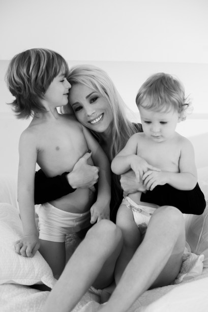 A atriz Daniele Winits com os filhos Noah e Guy