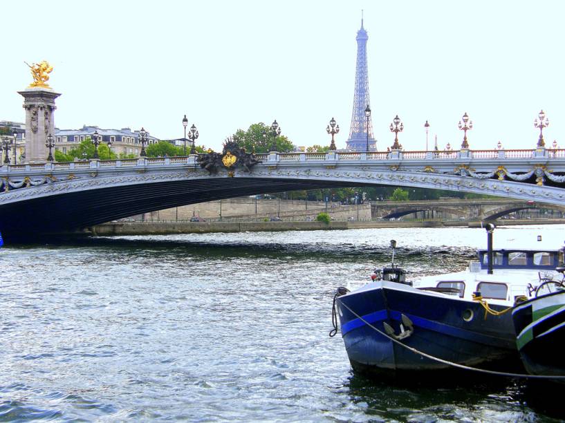 Rio Sena e Ponte Alexandre III em Paris, França Rio Sena e Ponte Alexandre III em Paris, França