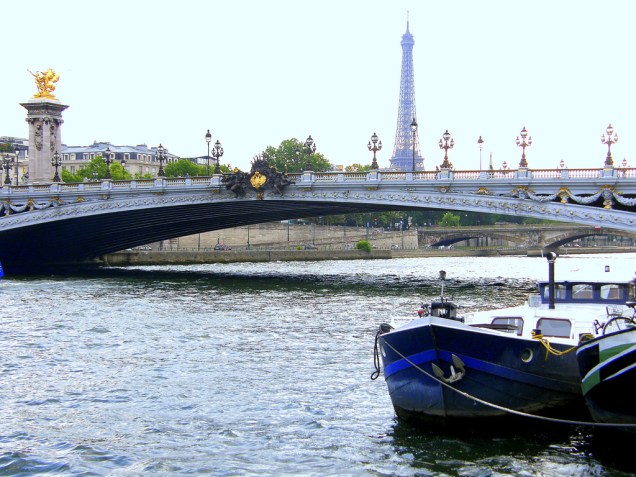 Rio Sena e Ponte Alexandre III em Paris, França