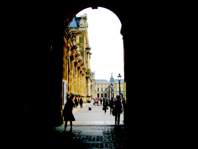 Um dos acessos para o <a href="https://viajeaqui.abril.com.br/estabelecimentos/franca-paris-atracao-museu-do-louvre" rel="Museu do Louvre" target="_self">Museu do Louvre</a>,em <a href="https://viajeaqui.abril.com.br/cidades/franca-paris" rel="Paris" target="_self">Paris</a>, <a href="https://viajeaqui.abril.com.br/paises/franca" rel="França" target="_self">França</a>
