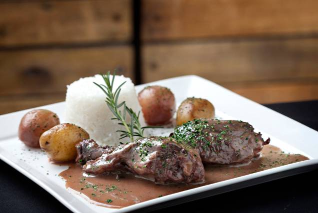 A casa <a href="https://viajeaqui.abril.com.br/estabelecimentos/br-mg-belo-horizonte-restaurante-dartagnan" rel="D Artagnan"><strong>D Artagnan</strong></a>, estrelada pelo GUIA QUATRO RODAS, preparou o Coq au Vin, frango ao vinho tinto com batatinhas e mini cebolas, especialmente para a Belo Horizonte Restaurant Week A casa <a href="https://viajeaqui.abril.com.br/estabelecimentos/br-mg-belo-horizonte-restaurante-dartagnan" rel="D Artagnan"><strong>D Artagnan</strong></a>, estrelada pelo GUIA QUATRO RODAS, preparou o Coq au Vin, frango ao vinho tinto com batatinhas e mini cebolas, especialmente para a Belo Horizonte Restaurant Week