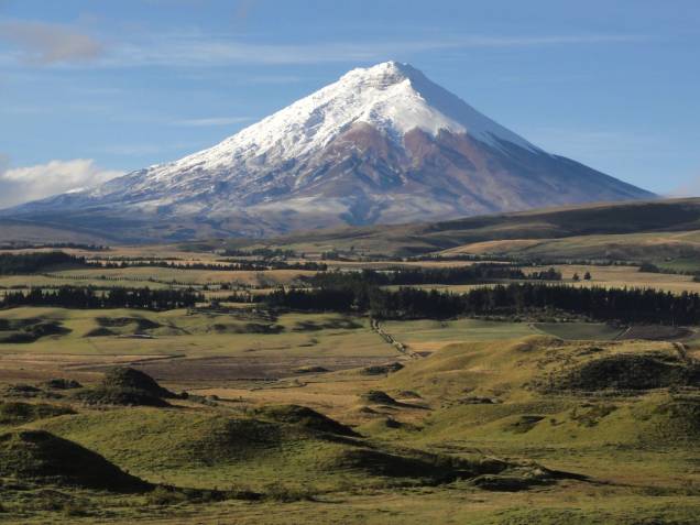 <strong>Avenida dos Vulcões, Equador</strong>            Em um trecho de apenas 200 quilômetros, 14 vulcões - ativos e adormecidos - pontilham a vista dos viajantes. Entre os gigantes de neve e lava estão os picos mais altos do <a href="http://viajeaqui.abril.com.br/paises/equador" rel="Equador" target="_blank">Equador</a>: o <strong>Chimborazo </strong>(6310 metros) e o <strong>Cotopaxi </strong>(na foto, com 5897 metros). O trecho da rodovia Panamericana entre Quito e Riobamba é o melhor para avistar os montes