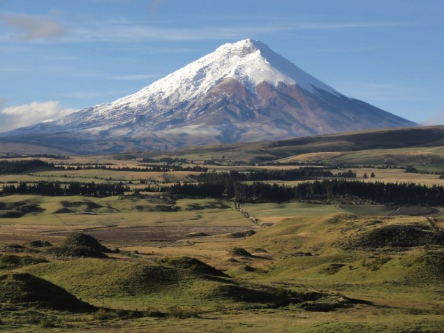 <strong>Avenida dos Vulcões, Equador</strong>            Em um trecho de apenas 200 quilômetros, 14 vulcões - ativos e adormecidos - pontilham a vista dos viajantes. Entre os gigantes de neve e lava estão os picos mais altos do <a href="https://viajeaqui.abril.com.br/paises/equador" rel="Equador" target="_blank">Equador</a>: o <strong>Chimborazo </strong>(6310 metros) e o <strong>Cotopaxi </strong>(na foto, com 5897 metros). O trecho da rodovia Panamericana entre Quito e Riobamba é o melhor para avistar os montes