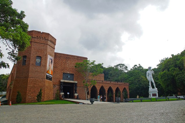 No Instituto Ricardo Brennand, há um jardim de esculturas que abriga uma amazona rechonchuda de Botero