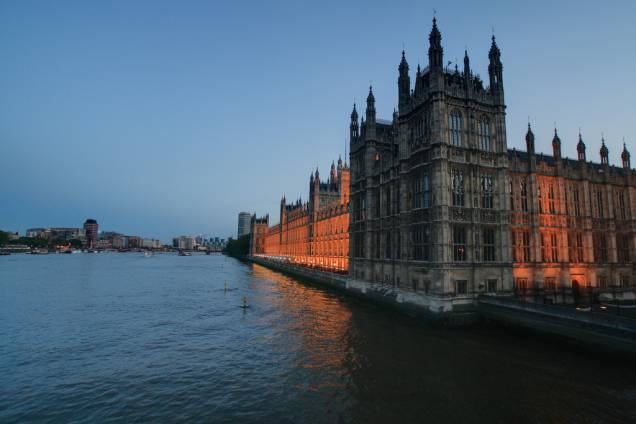 O projeto neogótico de Pugin e Barry junto ao rio Tâmisa ofereceu ao Palácio de Westminster a casa definitiva do Parlamento Britânico e um novo símbolo para a cidade de Londres