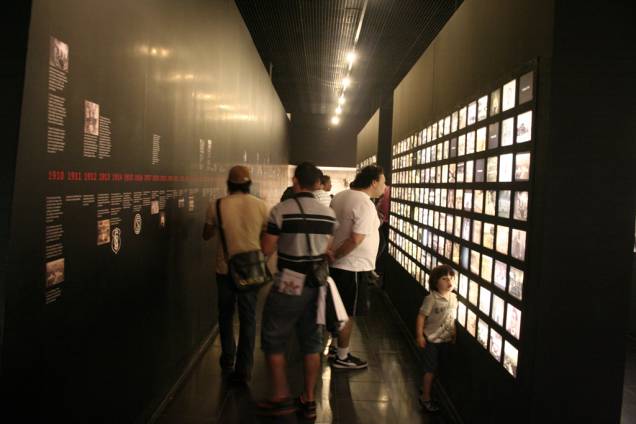 O <strong>Mundo do Corinthians</strong>, no memorial do clube, conta a história do time em um painel com mais de 650 fotos acompanhado de uma linha do tempo. Uma das curiosidades encontradas por lá é no ano de 1930, quando o Corinthians derrotou o Vasco e ganhou o título honorário de Campeão dos Campeões O <strong>Mundo do Corinthians</strong>, no memorial do clube, conta a história do time em um painel com mais de 650 fotos acompanhado de uma linha do tempo. Uma das curiosidades encontradas por lá é no ano de 1930, quando o Corinthians derrotou o Vasco e ganhou o título honorário de Campeão dos Campeões