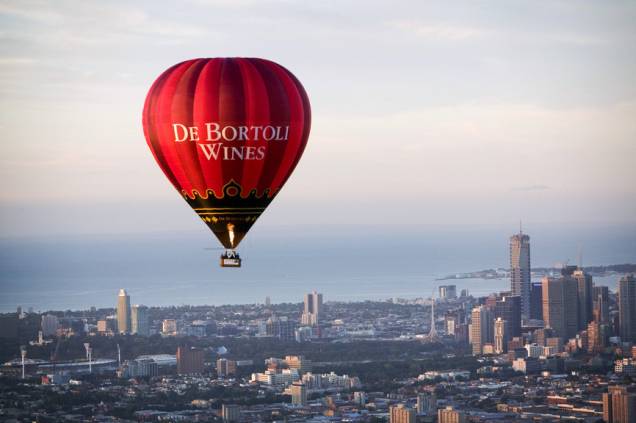 Balão sobrevoando Melbourne